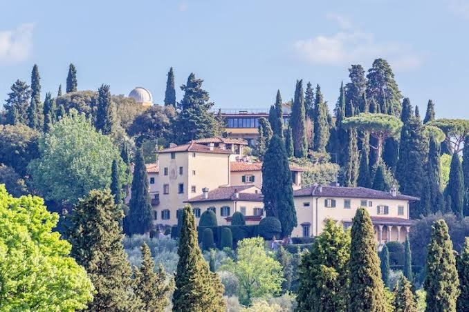 La collina di Arcetri con la cupola dell'Osservatorio