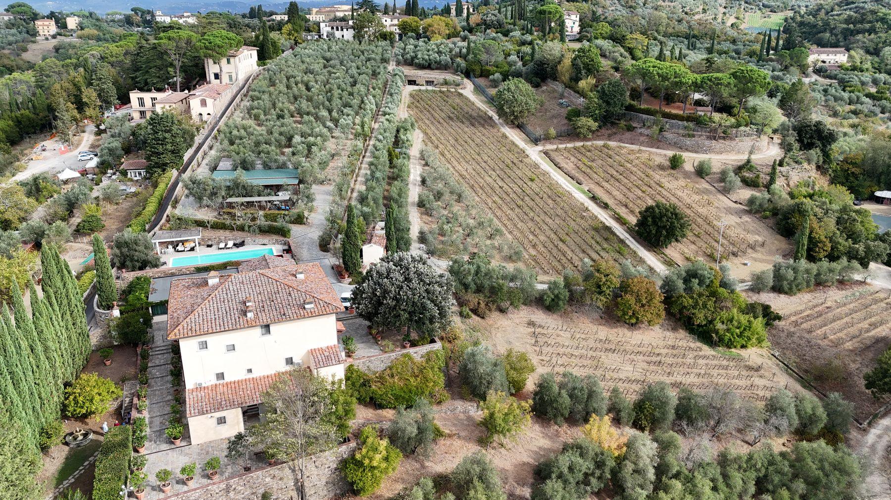 La villa della Tenuta Fossombroni con piscina, giardino e vigneto